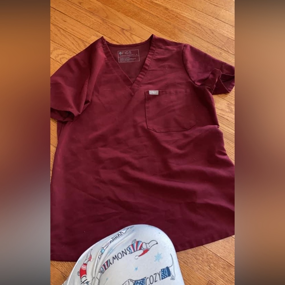 Maroon figs top